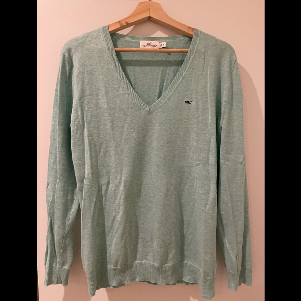 Lightweight cotton Vineyard Vines sweater.